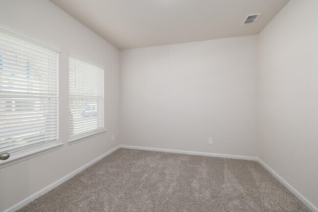Building Photo - 166 Magnolia Dr