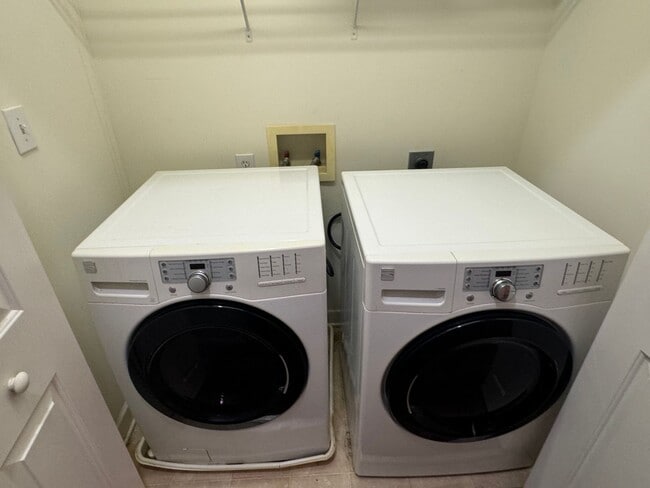 Building Photo - 2 Bedroom, 2 1/2 Bath Townhouse in Raleigh...