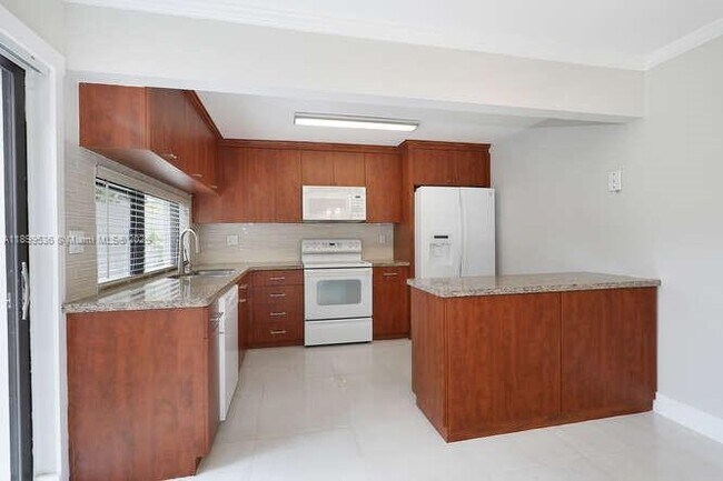 Building Photo - 4732 SW 67th Ave