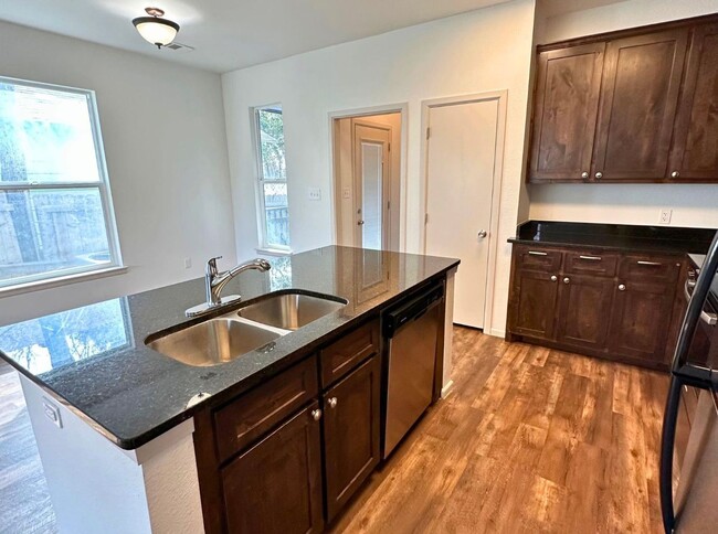 Building Photo - Charming 3 Bed 2 Bath Home - Fenced Backyard!