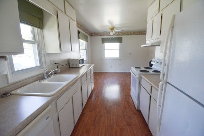 Building Photo - 3 Bedroom 1.5 Bath Available For Rent In Country Club Manor