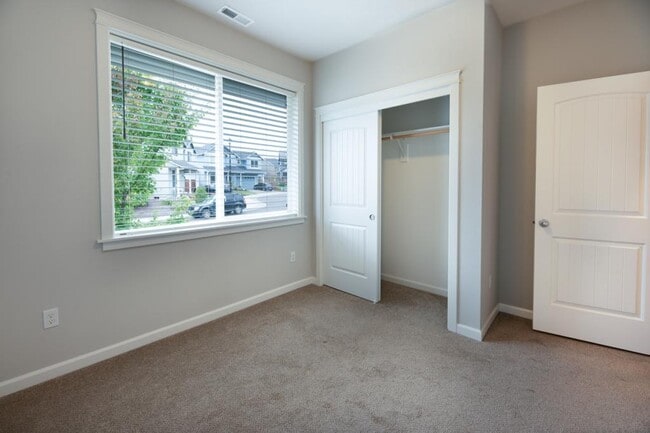 Building Photo - 4016 SE Winslow Ct