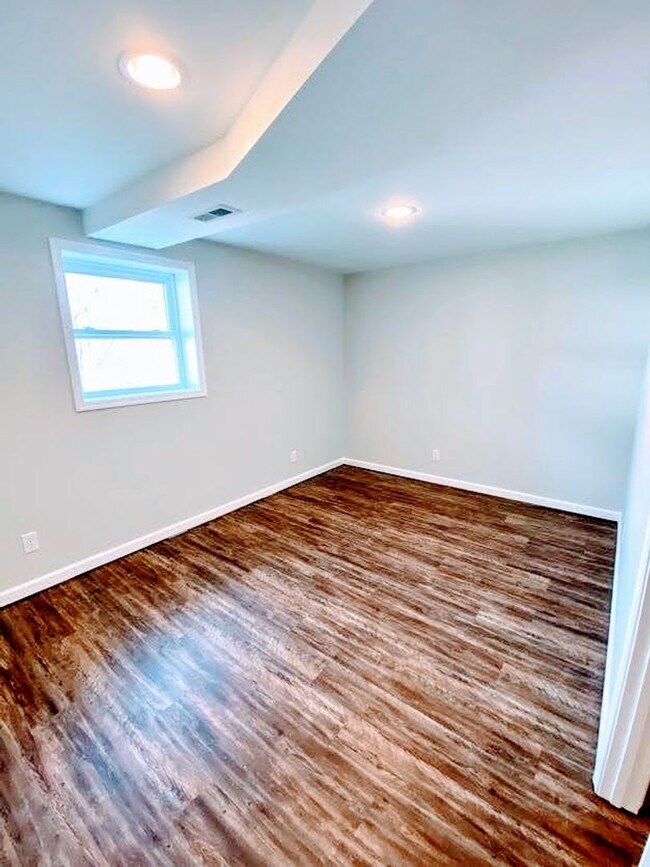 Building Photo - Great 4 Bedroom House