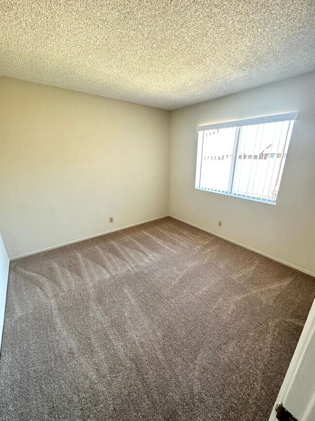 Building Photo - Spacious Woodbridge Condo -Townhouse model...