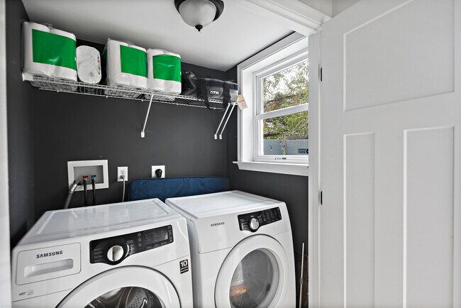 Building Photo - 614 S Port St