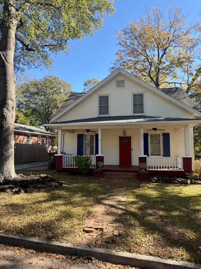 Building Photo - Charming 4BR/2BA House w/ Fenced back yard!