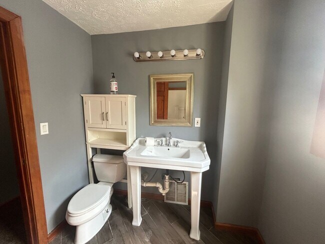 Building Photo - Spacious 3-Bedroom Single Family Home Available for Rent