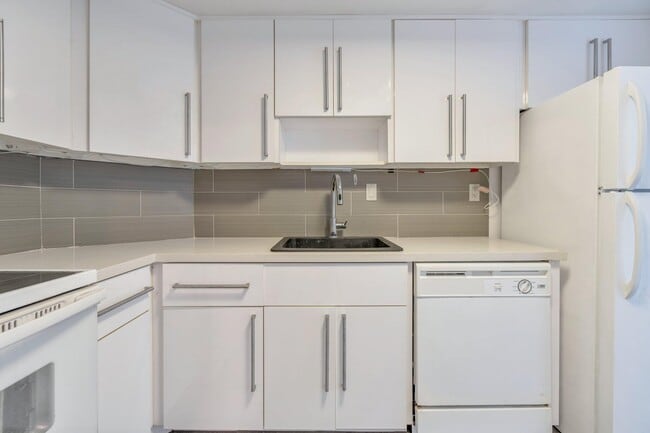 Building Photo - 300 Bayview Dr