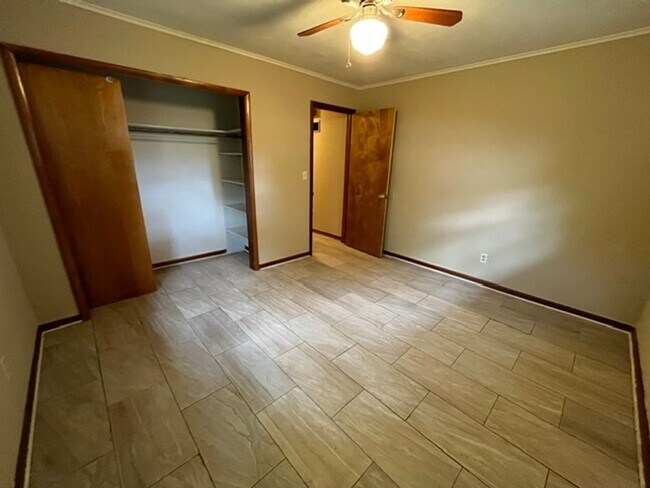 Building Photo - Duplex close to downtown Springdale, walking distance to fast food and medical