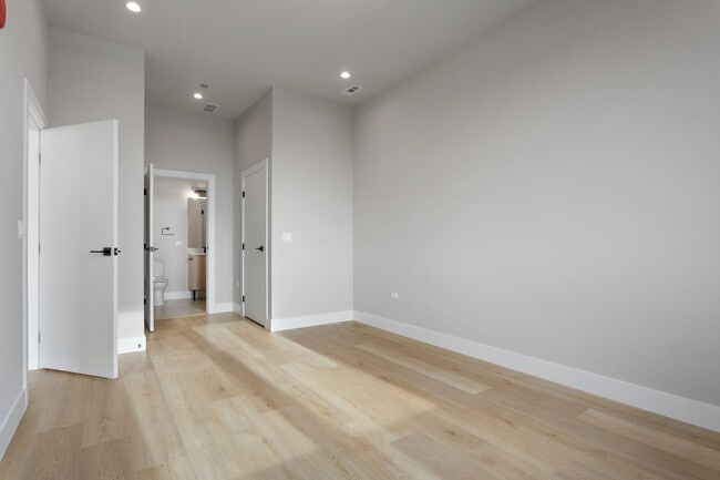 Building Photo - 2505 W Farragut Ave