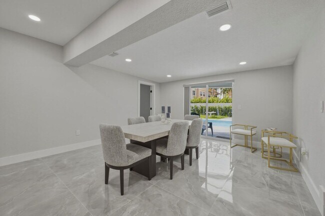 Building Photo - 632 Las Palmas Park