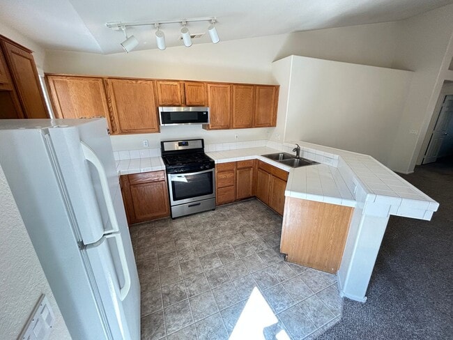 Building Photo - Cozy 3Bed/2Bath/2Car Residence located in beautiful Summerlin!