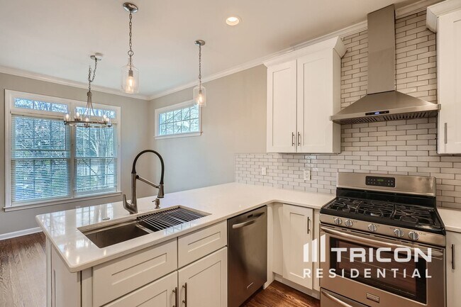 Building Photo - 712 Gardenside Cir SE