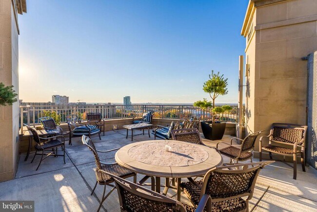 Building Photo - 8220 Crestwood Heights Dr