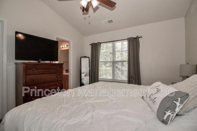 Building Photo - 137 Lynch Cir