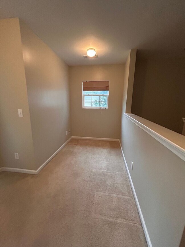 Building Photo - Amazing 3BR Townhome in The Pines at Charleston Park!