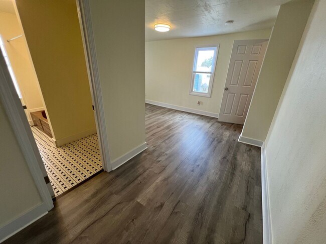 Building Photo - Updated 1BR 1 Bath house with office now available!
