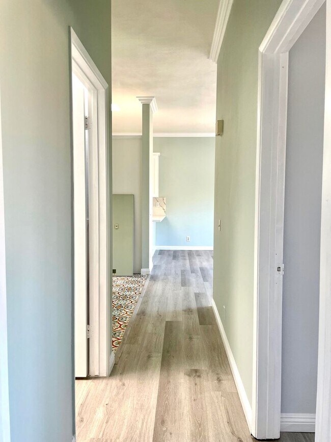 Building Photo - FOR RENT 2BR/2BA 900 SF Charming Renovated Condo In UTC