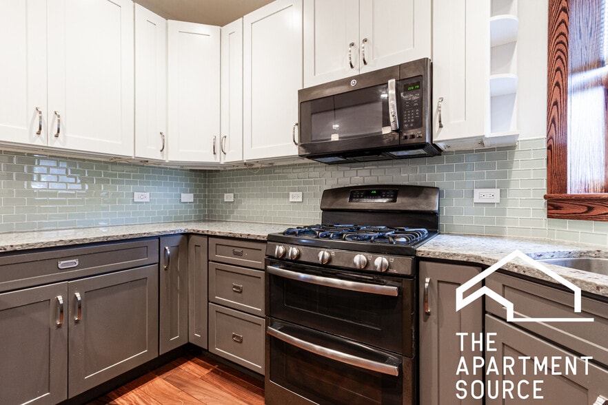 Building Photo - 1019 W Oakdale Ave