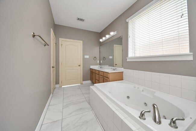 Building Photo - 4610 Plum Forest Rd