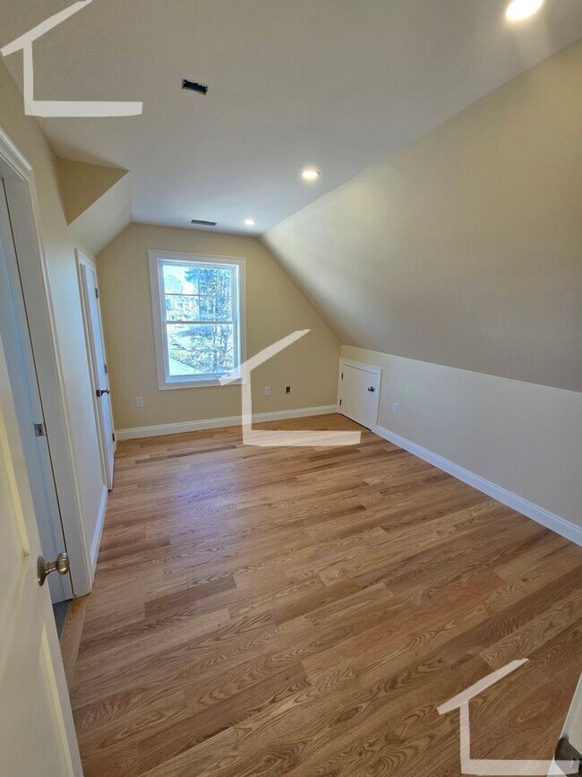Building Photo - 9/1 No fee! Rare 3BR/3BA renovated Brighton apartment!