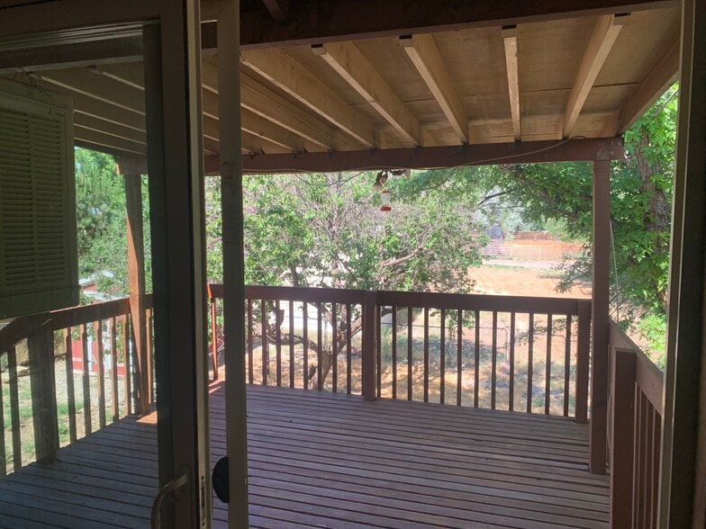 Deck - 805 N Austin St