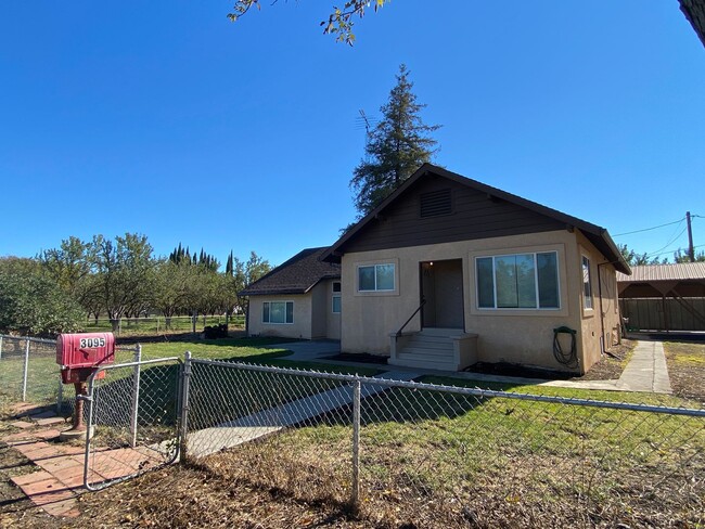 Primary Photo - Large 3bd 2 ba home with a great country f...