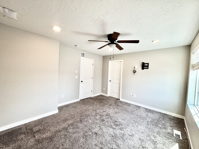 Building Photo - 153 E Brushy Canyon St