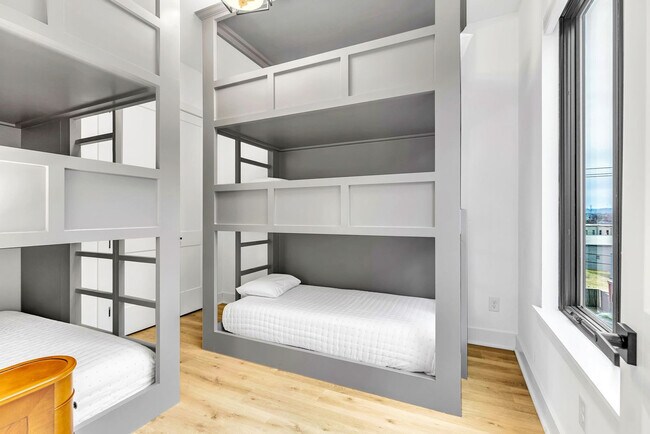 Building Photo - 554 Rosedale Ave