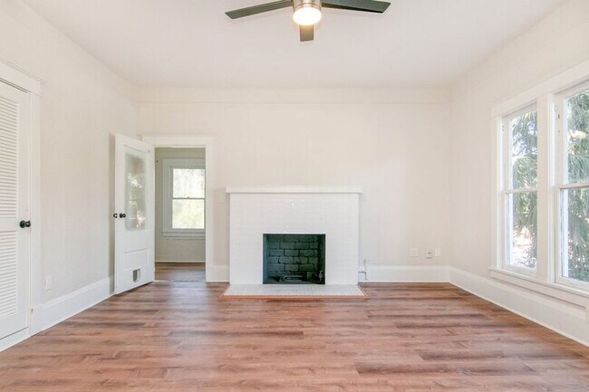Building Photo - 606 S Park Ave