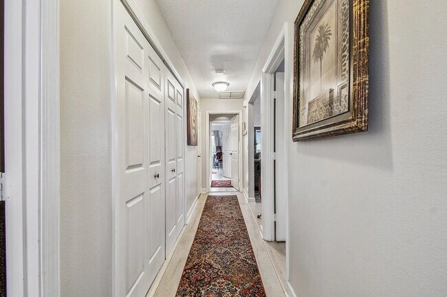 Building Photo - "Charming 3-Bed, 2-Bath Oasis at 1011a Sou...