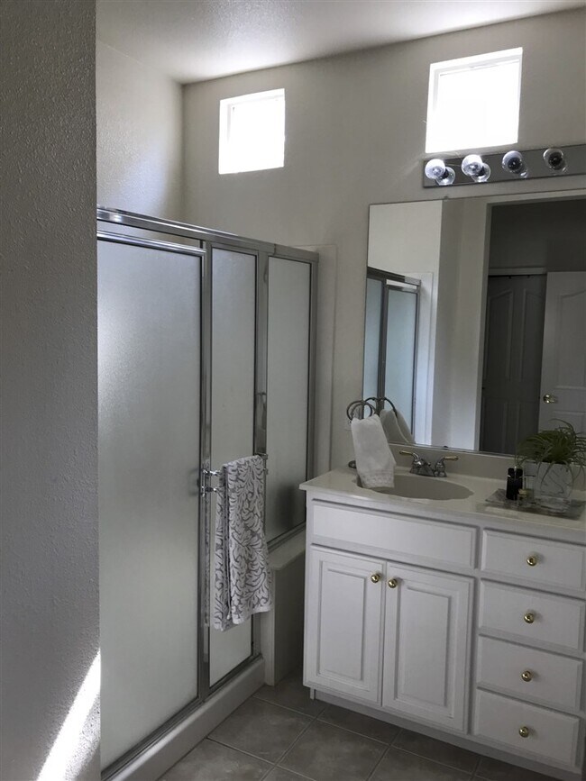 Building Photo - 344 Gladstone Dr