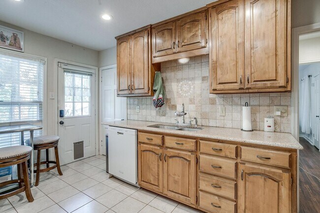 Building Photo - Classic 4 Bed, 2 Bath Home in the Heart of...