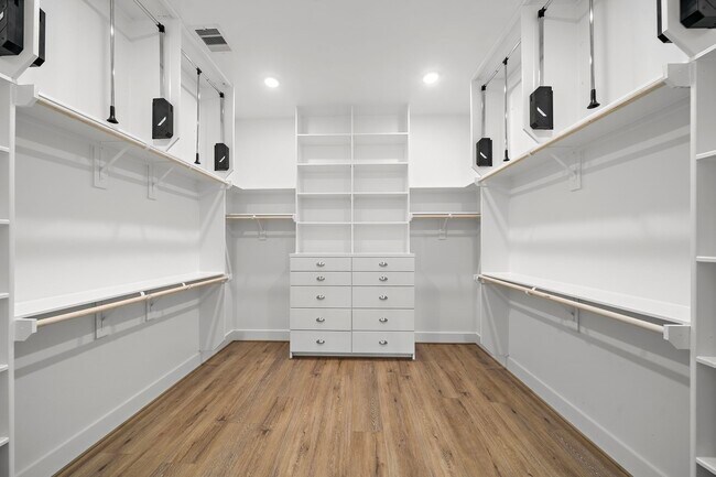 Building Photo - 406 E 33rd St