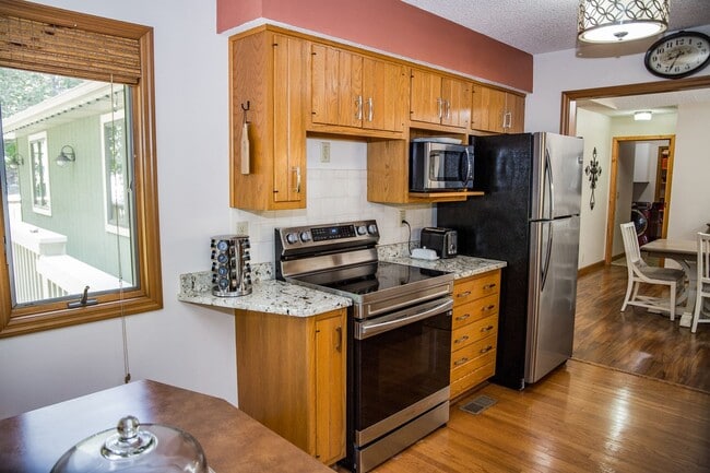 Building Photo - 193 Meadowview Dr