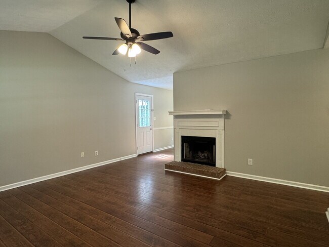 Building Photo - Spacious 3 Bed / 2 Bath Ranch in Establish...