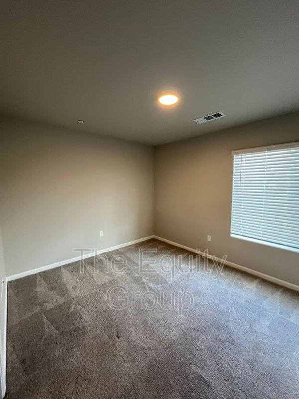 Building Photo - 418 S Summit St