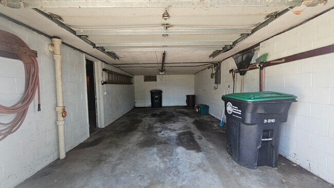 Building Photo - Spacious Starter 3 Bedroom Home