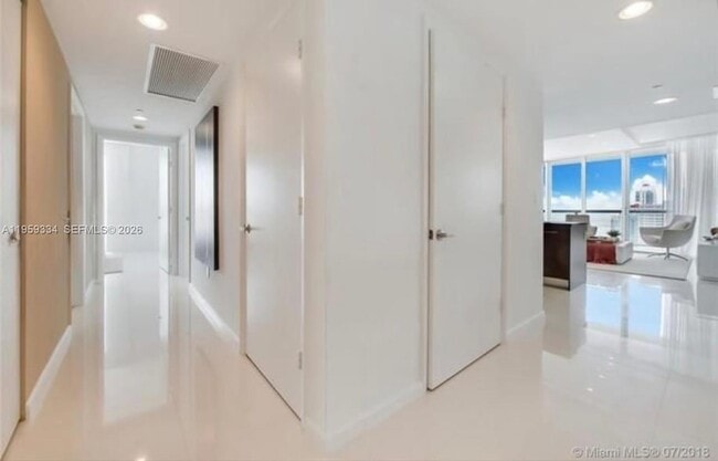 Building Photo - 495 Brickell Ave