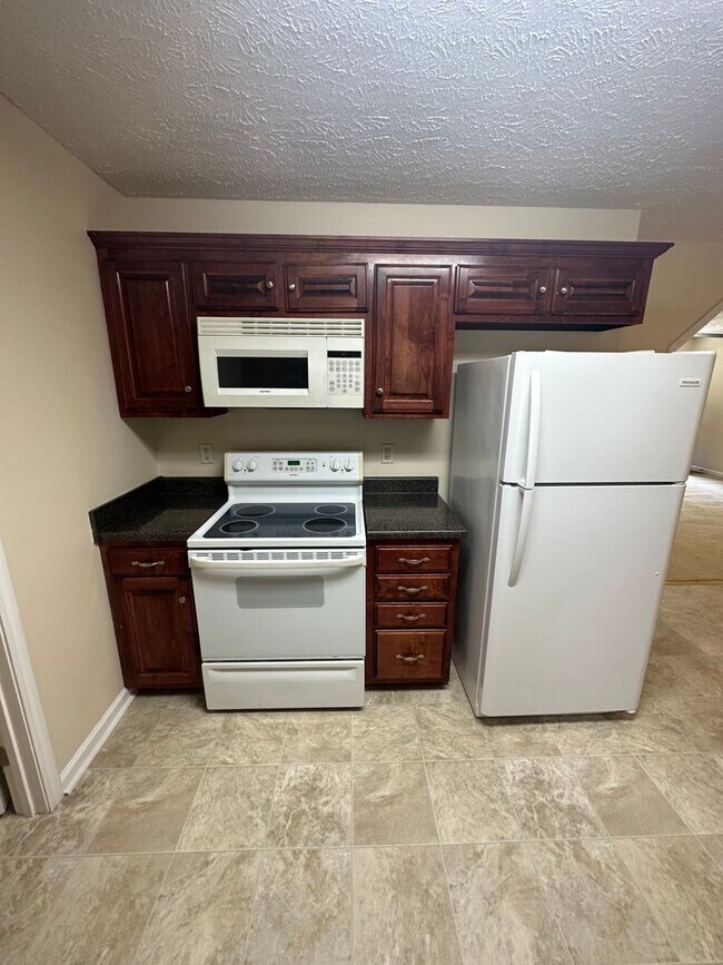 Building Photo - 3 Bedroom, 2 Bath Home Located in Manchester