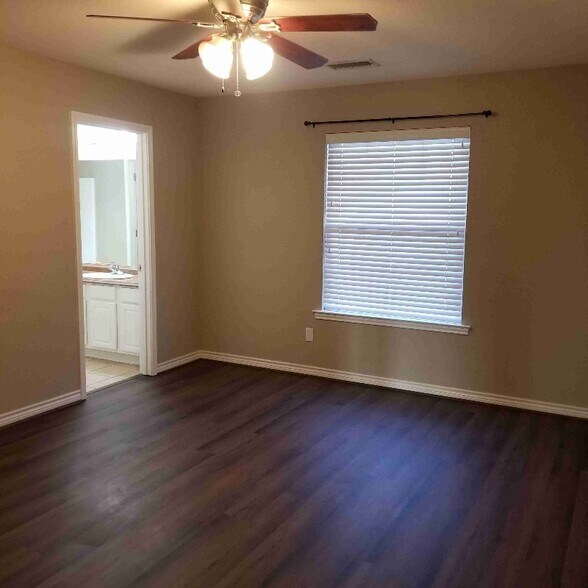 Building Photo - 5009 Blue Haven Dr