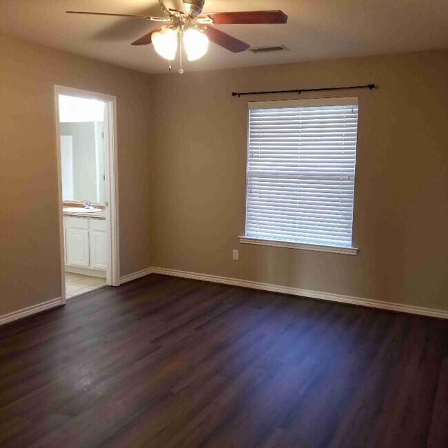 Building Photo - 5009 Blue Haven Dr
