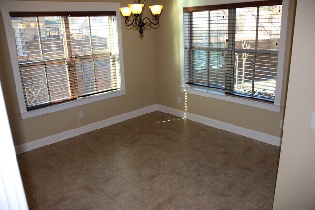 Building Photo - Executive Rental in Cypress Point S/D