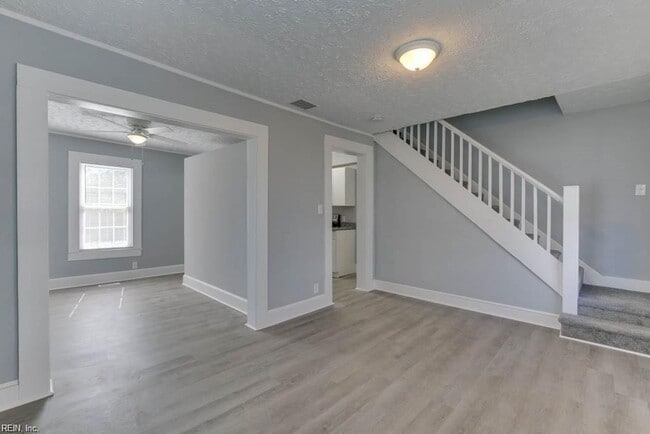 Building Photo - 2bedroom Townhouse Duplex- Huge Yard. May 1 move  in!!!