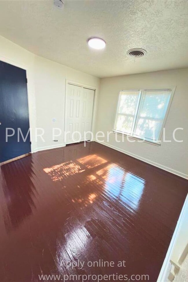 Building Photo - 4 Bedrooms / 2 Bathrooms House