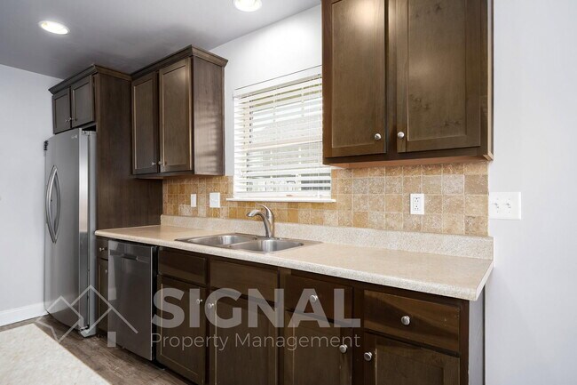 Building Photo - 473 River Crest Dr N