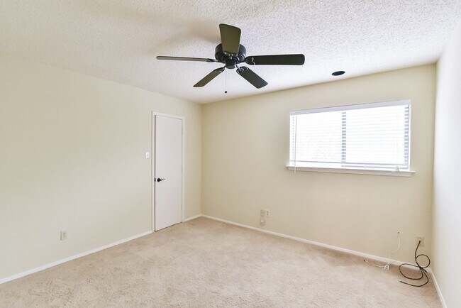 Building Photo - Luxury Living on Lake Arlington