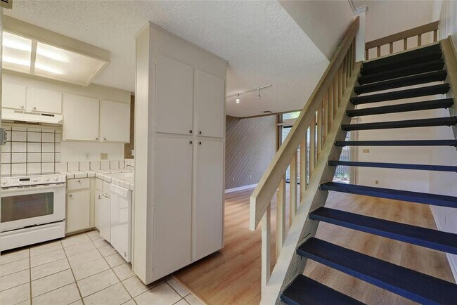 Building Photo - 7122 Wood Hollow Dr