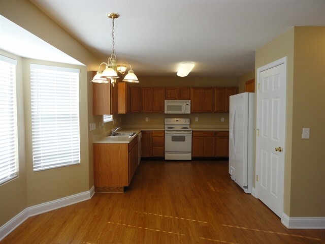 Building Photo - 1455 Woodside Dr