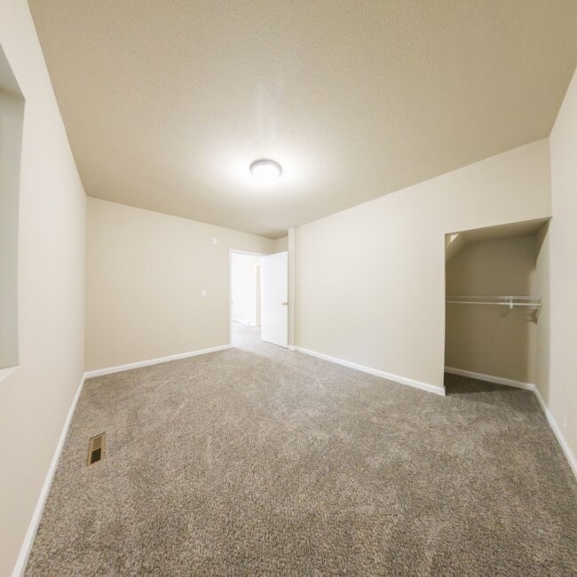 Building Photo - 3 Bedroom 2 Bath Home Conrad Iowa